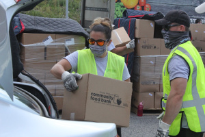 Pandemic volunteers loading Food Bank boxes into cars